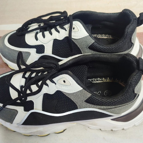 Women's athletic shoes size 38 used, black and white