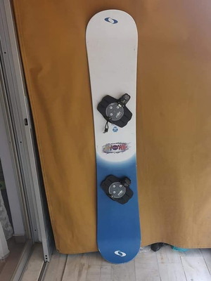 Snowboard Showkk 1.63 used with DNR bindings and carrying case