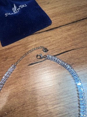 Swarovski necklace like new, gray