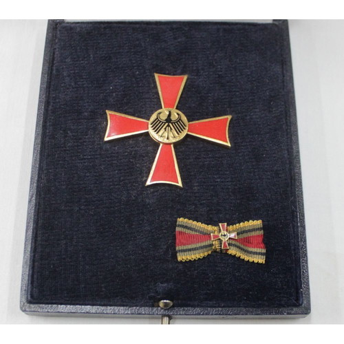 Order of Merit of the Federal Republic officer cross with boutonniere in box