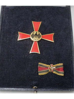Order of Merit of the Federal Republic officer cross with boutonniere in box