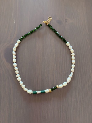 Necklace with pearls like new, white and green