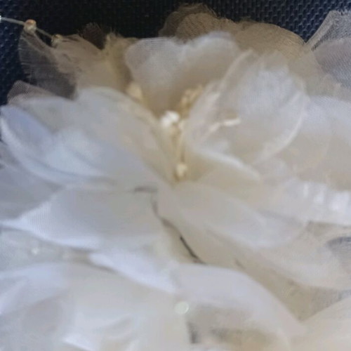 Accessory pin in good condition, white