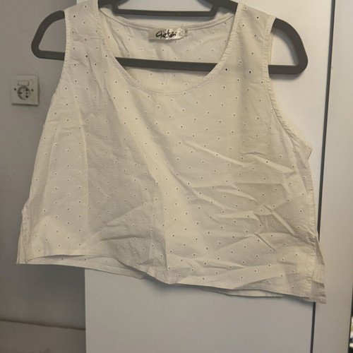 Chaton white sleeveless perforated top like new, size M