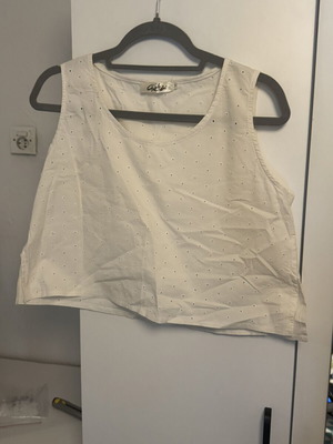 Chaton white sleeveless perforated top like new, size M