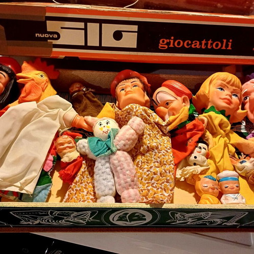 Theatro Art. 600 collectible puppet theater used, wooden, 6 large and 7 small figures