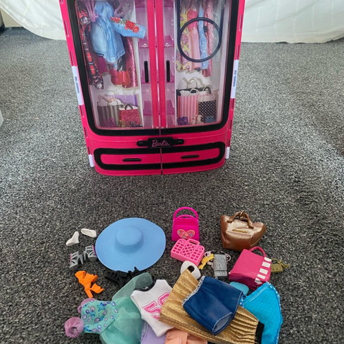 Barbie closet wardrobe with clothes and accessories like new