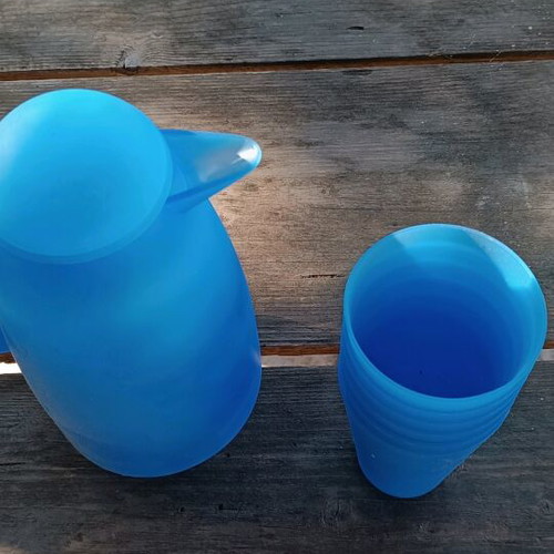 Blue thermos set like new with 6 plastic cups