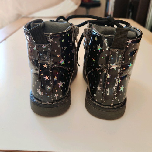 Conguitos boots black with star pattern, like new