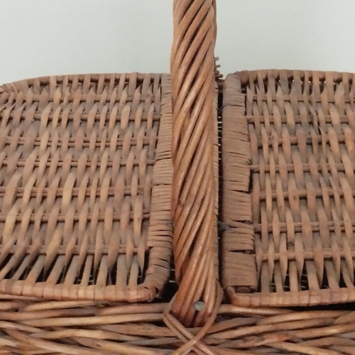 Vintage wicker picnic basket with double butterfly lid like new
