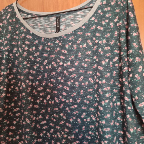Floral crop top Stradivarius size Large like new, dark green with pink roses