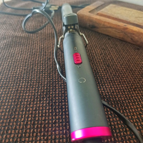 Curling iron like new with airy light curls effect