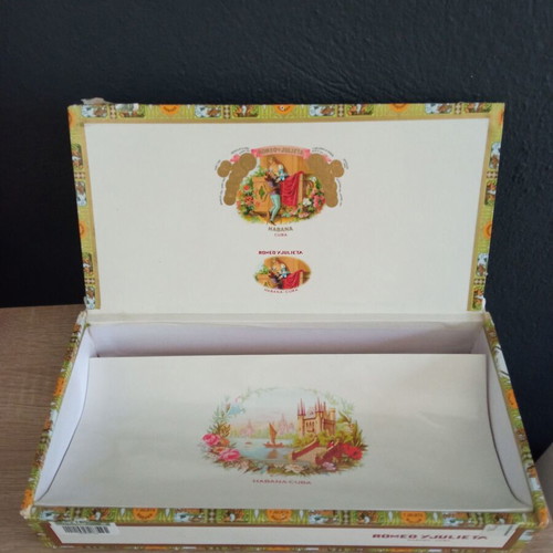 Romeo y Julieta Wide Churchills cigar box used, 25 cigars