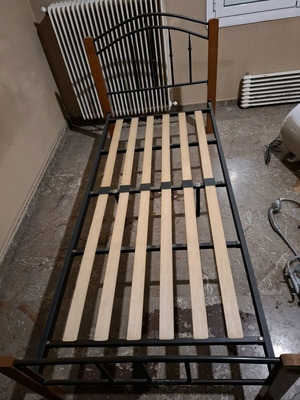 Κρεβάτι μονό σαν καινούργιο, μόνο σκελετός ξύλο και μέταλλο