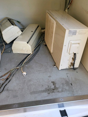 Κλιματιστικά σε άριστη κατάσταση με βάσεις από service, σετ 2 τεμαχίων
