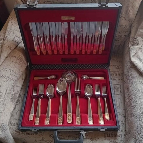 Cutlery set with gold inox knives and spoons in case new