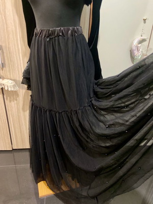 Μακριά μαύρη τούλινη φούστα Lynne μεταχειρισμένη με πέρλες, μέγεθος S