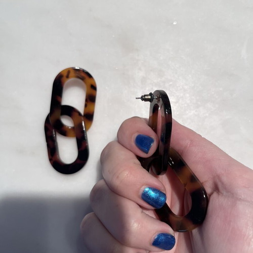 Earrings in black and brown