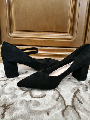 Women's black pumps size 39 like new, unworn