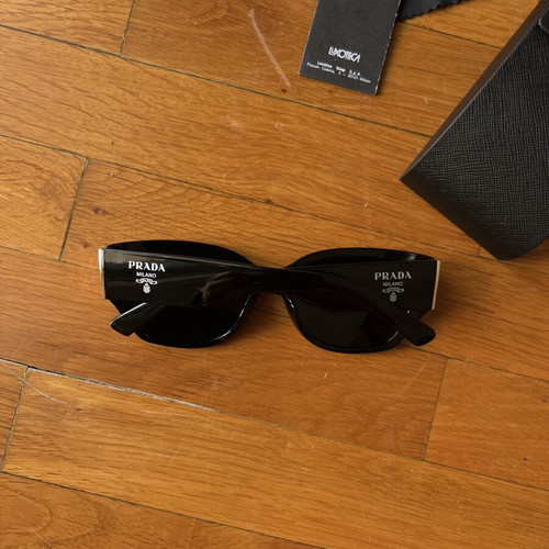 Prada sunglasses like new, black