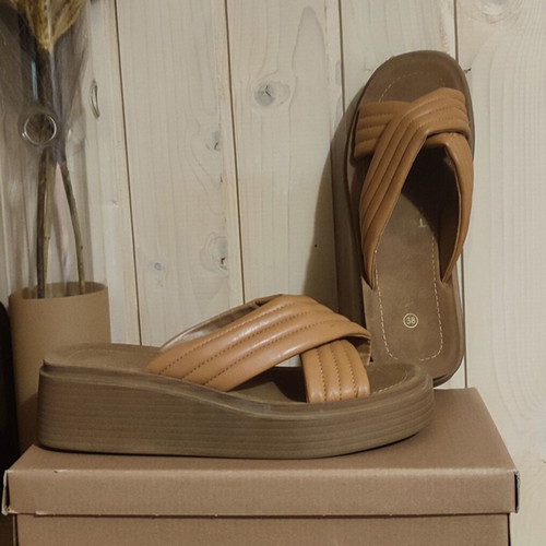 Voi & Noi Camel Flatform Sandals like new, size 38