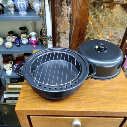Aluminum roaster like new in black color with grill