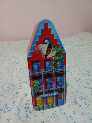 Collectible metal box in like new condition