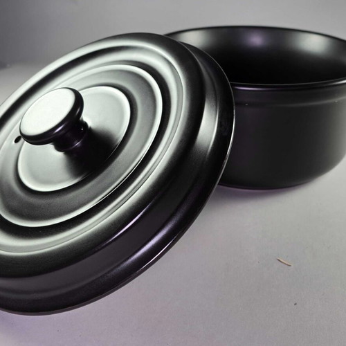 Ceramic pot new with 4.5-liter capacity