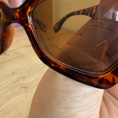 Women's sunglasses with small scratch, like new