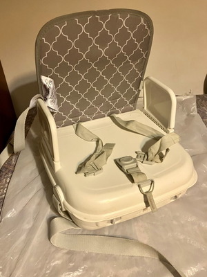 Benbat Baby Feeding Seat like new, plastic