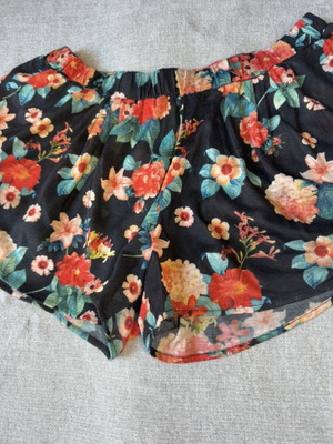 Zara floral wide shorts like new, size S