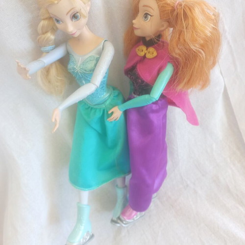 Disney Frozen Elsa and Anna ice skating dolls set Mattel
