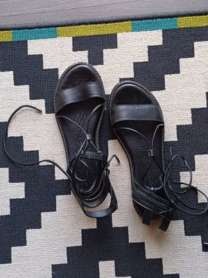 Tamaris leather sandals like new, flat with laces black