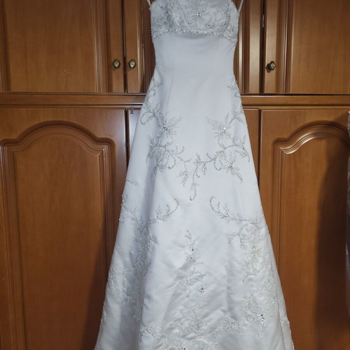 Wedding dress A-line with train used, satin texture by Benjamin Roberts