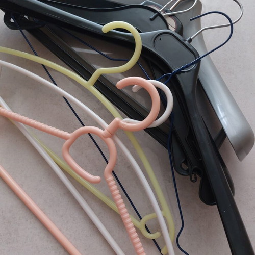 Clothes hangers set of 9, like new, plastic and metal