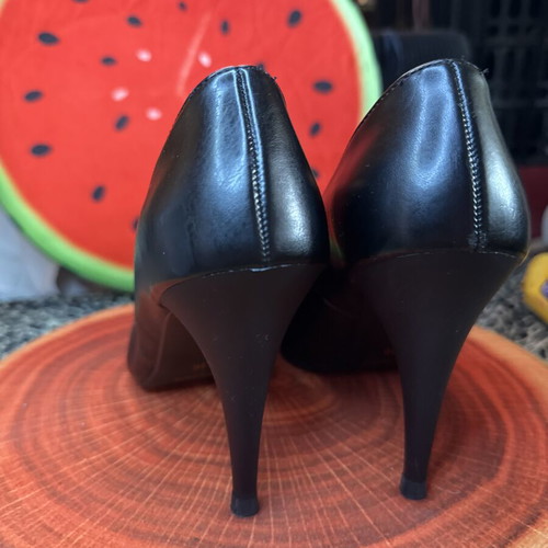 Stefania Genuine Leather Black Pumps Size 39 like new