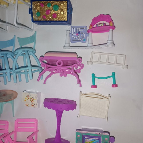 Barbie furniture set, many pieces, excellent condition