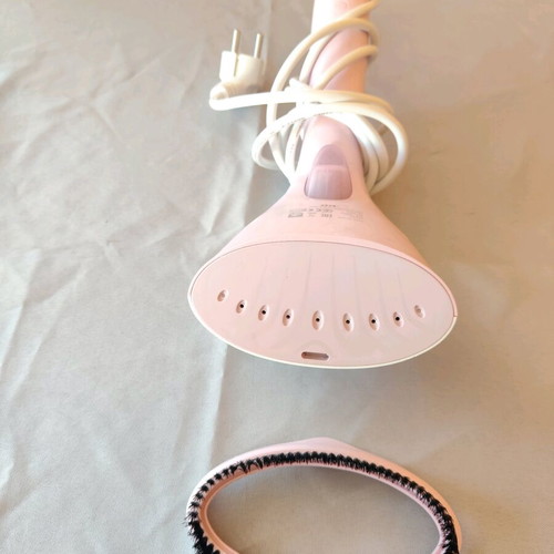Handheld steamer like new for quick ironing and travel