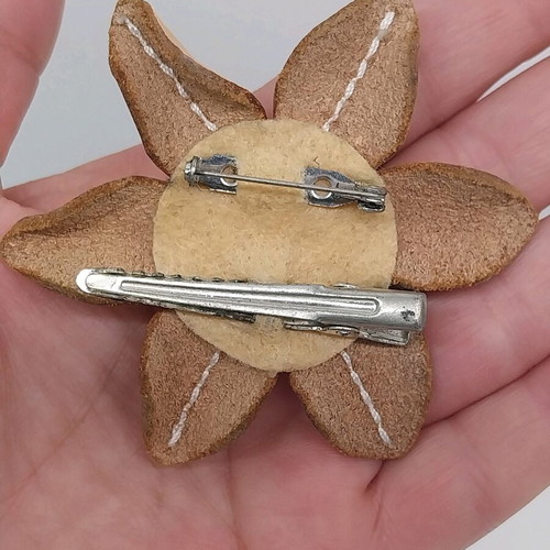 Leather flower brooch like new, beige