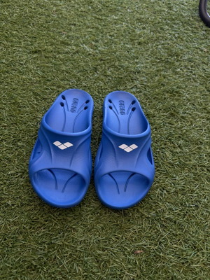 Arena children's slippers size 30 like new, blue
