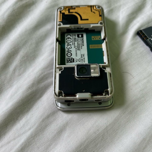 Nokia N81 phone for parts used, needs new screen and panel, no battery