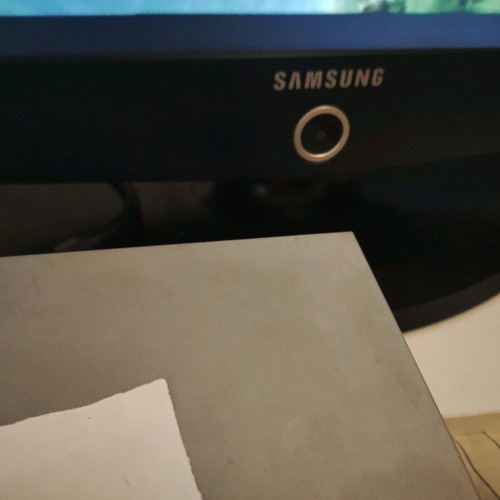 Samsung 32 used TV with vivid colors and excellent picture
