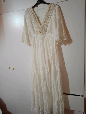 Φόρεμα άσπρο one size με φόδρα και ντεκολτέ