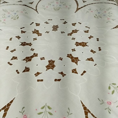 Tablecloth with 3 squares like new, white with embroidery and cutwork