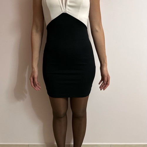 One size dress black and white like new with integrated cups