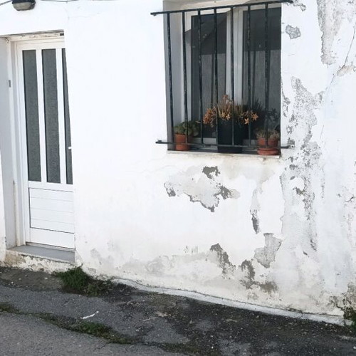 Detached house 120 sqm stone-built with fireplace, ground floor, needs renovation