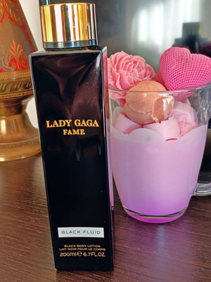 Lady Gaga Fame Black Fluid μαύρο γαλάκτωμα σώματος σαν καινούριο 200 ml