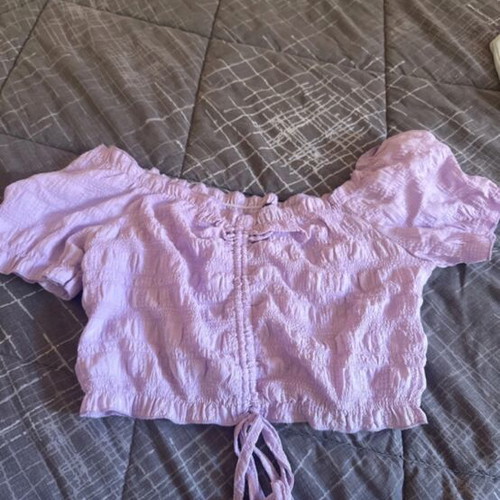 Lilac crop top with short sleeves like new, size M