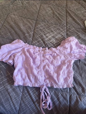Lilac crop top with short sleeves like new, size M
