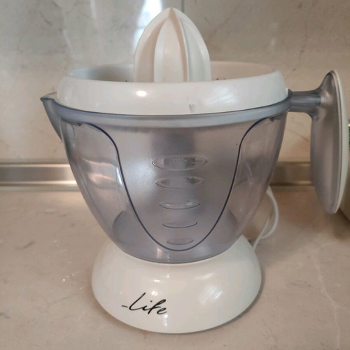 Life electric juicer CFJ-001 used with detachable 1.2-liter container